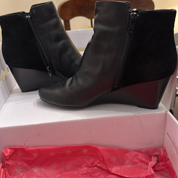 Isaac Mizrahi Black Wedge Ankle Boots - Picture 11 of 16